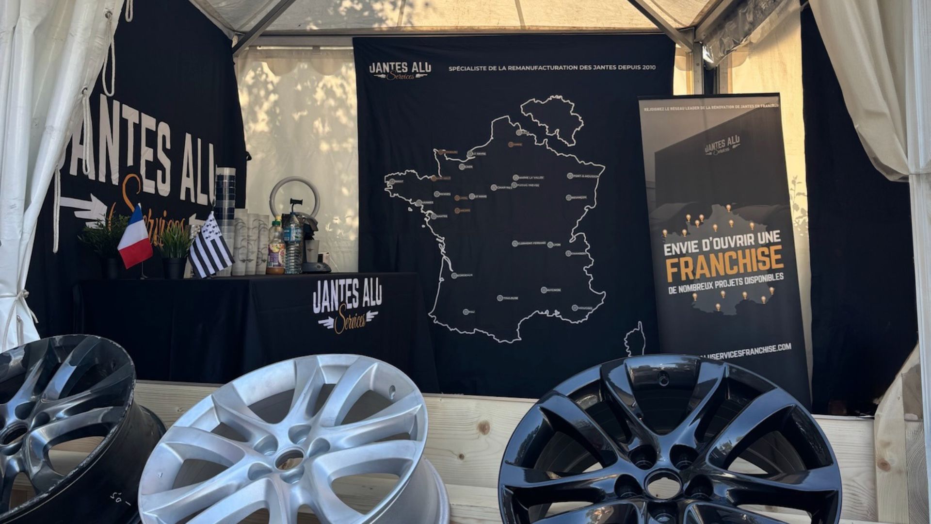 Remonter le temps avec Jantes Alu Services : des routes bretonnes aux circuits du Mans Classic
